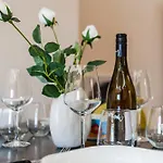Urban Oasis 1 Bedroom 500mbs Apartman