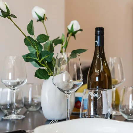 Urban Oasis 1 Bedroom 500mbs Апартаменты